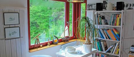 2 bedrooms, iron/ironing board, internet