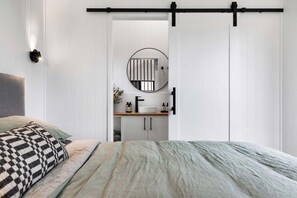 Luxury Cabin, 1 King Bed, Vineyard View | Premium bedding, bed sheets