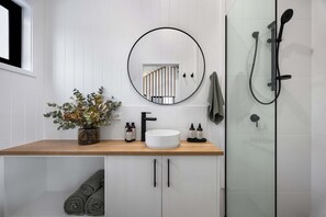 ของใช้ในห้องน้ำระดับพรีเมียม, สบู่, ยาสระผม, กระดาษชำระ