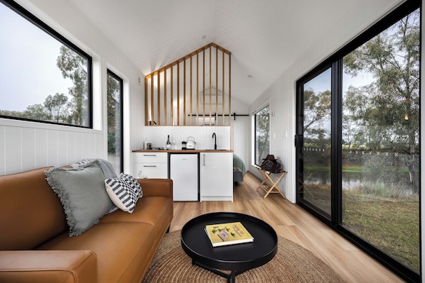 Luxury Cabin, 1 King Bed, Vineyard View | Living area