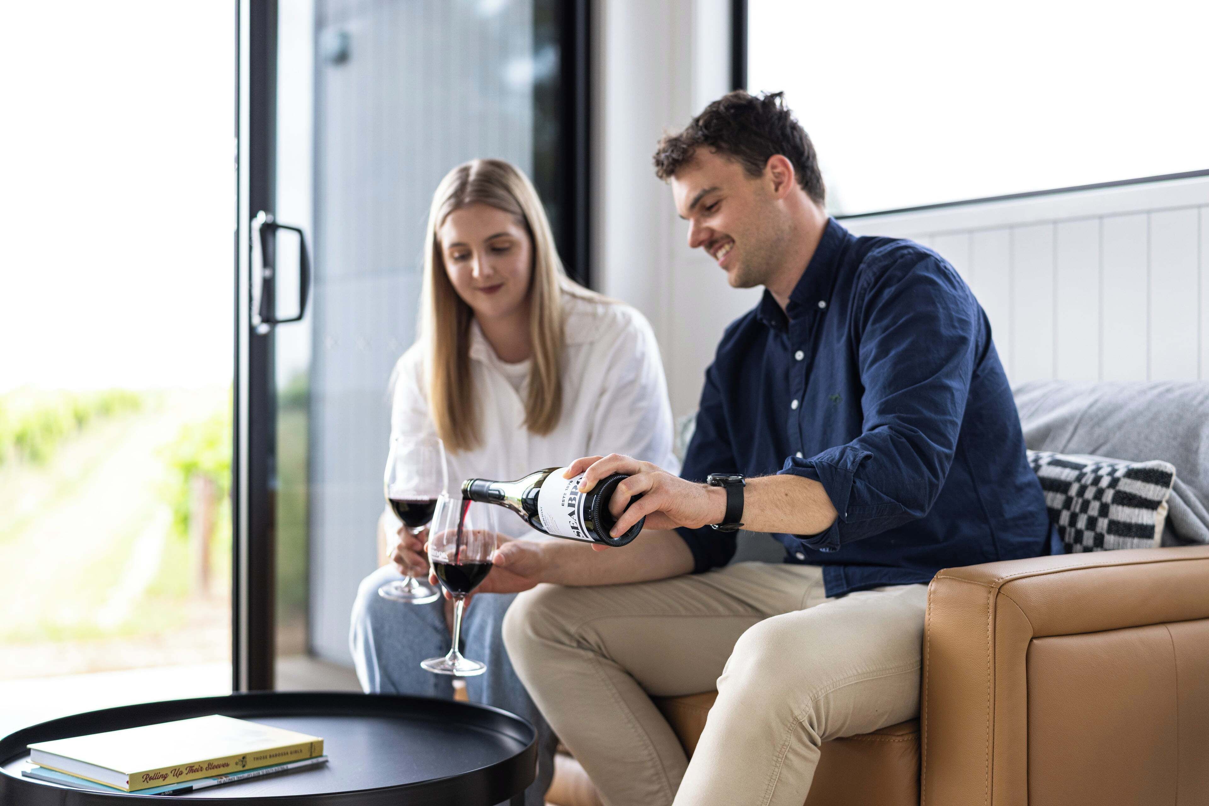 Cabaña de lujo, 1 cama King size, vista al viñedo | Área de sala de estar