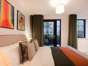 Een hotelkamer met een bed, een groot raam en uitzicht op buiten.