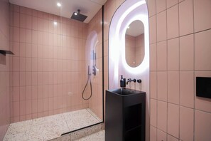 Shower, hair dryer, towels, shampoo - Malva | The Heim (Greater Manchester)
