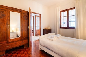 3 habitaciones, tabla de planchar con plancha, internet y ropa de cama 