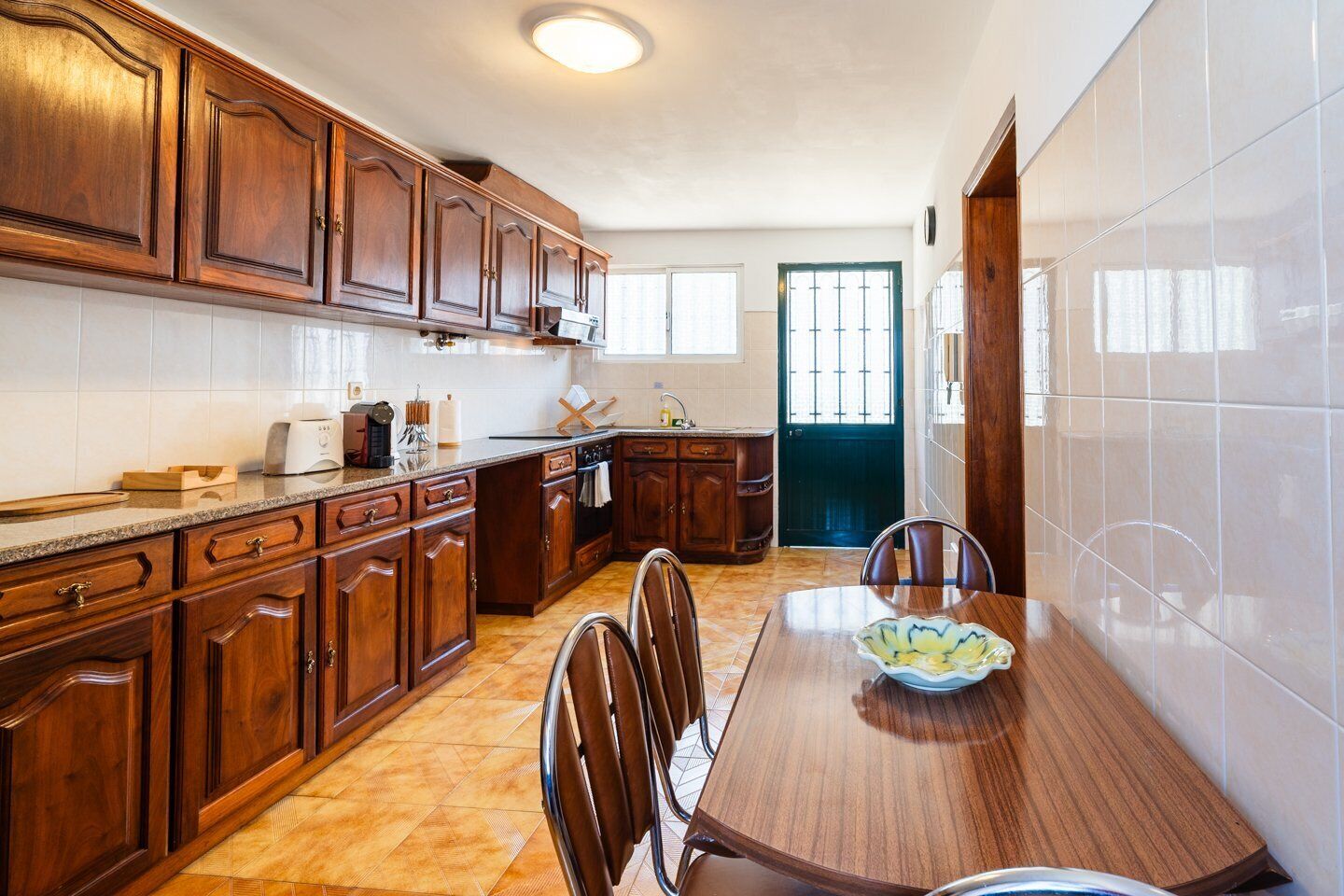 Fridge, microwave, oven, coffee/tea maker