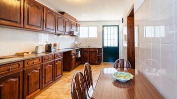 Fridge, microwave, oven, coffee/tea maker
