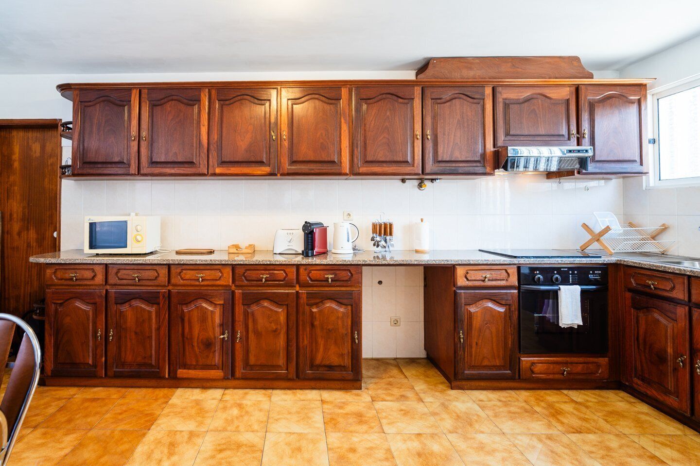 Køleskab, mikrobølgeovn, ovn, kaffe-/temaskine