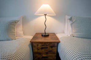 Tabla de planchar con plancha, wifi y ropa de cama