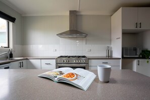 Refrigerador, microondas, horno y parrilla de estufa