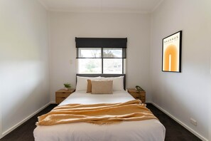 3 habitaciones, tabla de planchar con plancha, wifi y ropa de cama