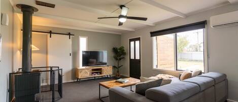 Télévision, cheminée