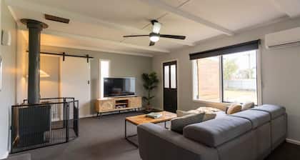 Spacious Kerang Retreat | Stylish & Cosy