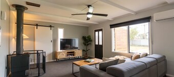 Spacious Kerang Retreat | Stylish & Cosy