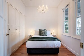 2 chambres, fer et planche à repasser, Wi-Fi, draps fournis