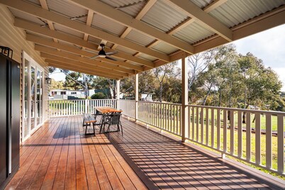 Hilltop Victorian Retreat - Firepit + Sunset views