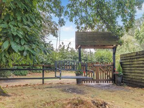 Unclassified image, 2 of 20, button - Coachmans Cottage - UK50418 (Ringwood, New Forest)