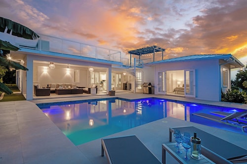 SeaSwept Villa Spacious modern luxury 4bdrm white sand beach in Charming Jamaica