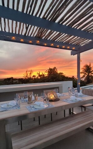 Outdoor dining - SeaSwept Villa Spacious modern luxury 4bdrm white sand beach in Charming Jamaica (Trelawny)