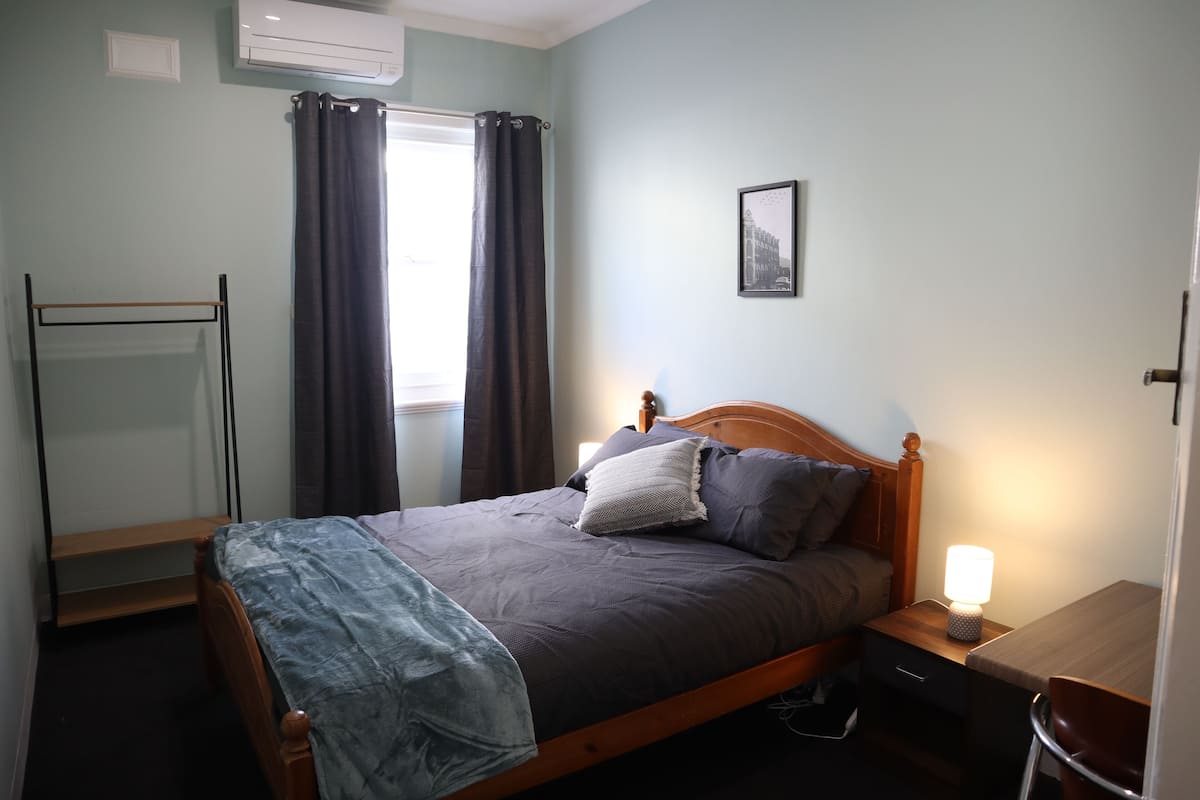 Quarto casal, 1 cama Queen | Ferros/tábuas de passar roupa, Wi-Fi de cortesia