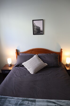 Habitación doble, 1 cama de matrimonio | Tabla de planchar con plancha, wifi gratis, ropa de cama