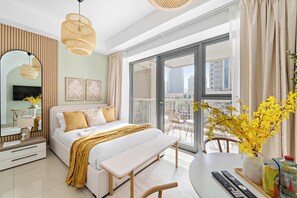 مكتب ومكواة/لوح كي وواي فاي وملاءات أسرّة