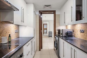 Fridge, microwave, oven, stovetop - Downtown stay w/ pool access & balcony (Dubai)