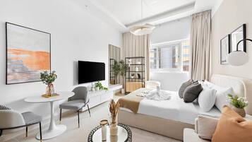 Escritorio, tabla de planchar con plancha, wifi y ropa de cama