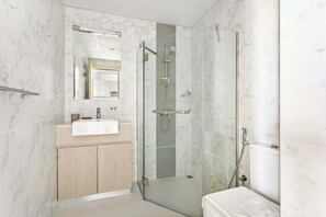 Shower, hair dryer, towels - Silkhaus Afnan Tower | Studio near Production City (Dubai)
