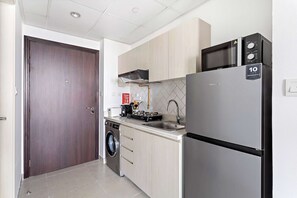 Fridge, microwave, oven, stovetop