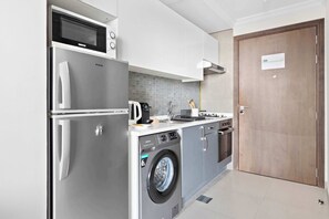 冷蔵庫、電子レンジ、オーブン、コンロ