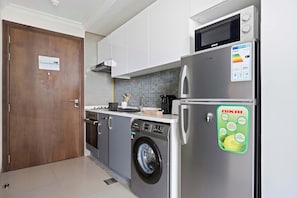 冷蔵庫、電子レンジ、オーブン、コンロ