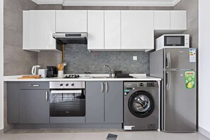 冷蔵庫、電子レンジ、オーブン、コンロ