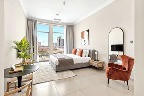 Escritorio, tabla de planchar con plancha, wifi y ropa de cama