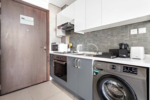 ثلاجة، ميكروويف، فرن، موقد طهي مسطح