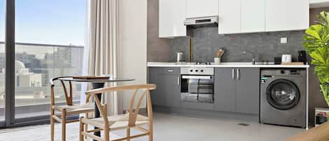 Réfrigérateur, four à micro-ondes, un four, surface de cuisson