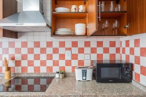 冷蔵庫、オーブン、コンロ、コーヒー / ティーメーカー