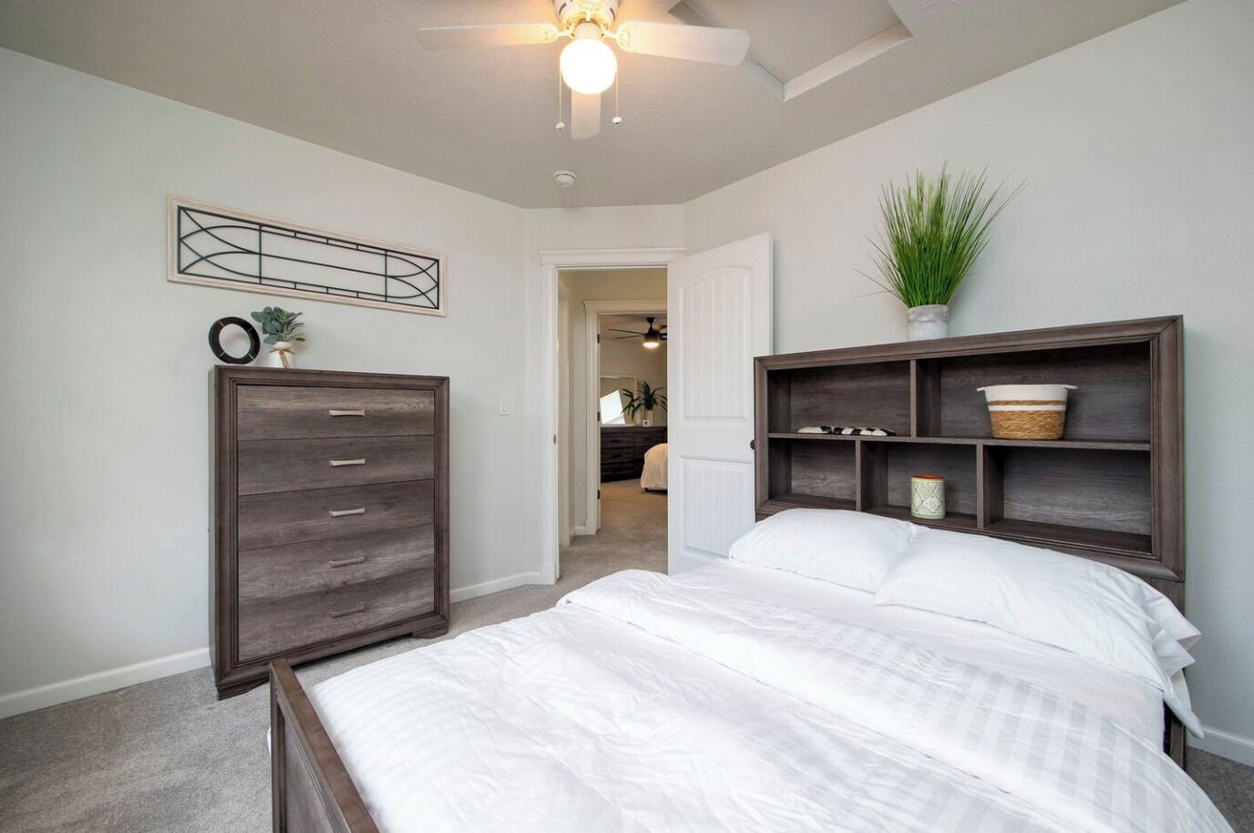 5 habitaciones, tabla de planchar con plancha, wifi y ropa de cama 