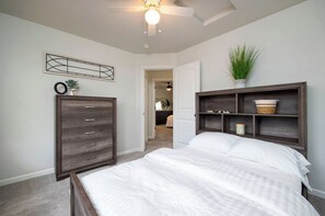 5 bedrooms, iron/ironing board, WiFi, bed sheets