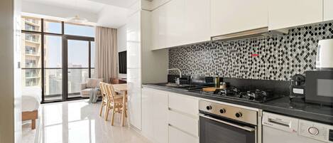 ثلاجة، ميكروويف، فرن، موقد طهي مسطح