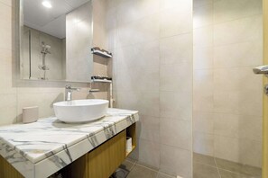 Shower, hair dryer, towels - Modern apartment w/ pool & balcony (Dubai)