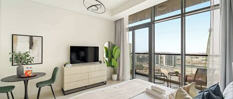 مكتب ومكواة/لوح كي وواي فاي وملاءات أسرّة