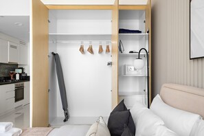 Desk, iron/ironing board, WiFi, bed sheets