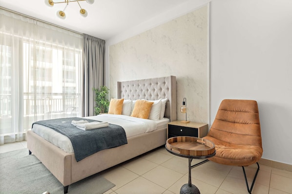 Desk, iron/ironing board, WiFi, bed sheets