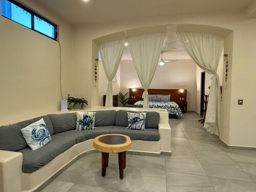 Charming 1-bedroom apartment in brilliant Los Llanos de Temalhuacán with AC