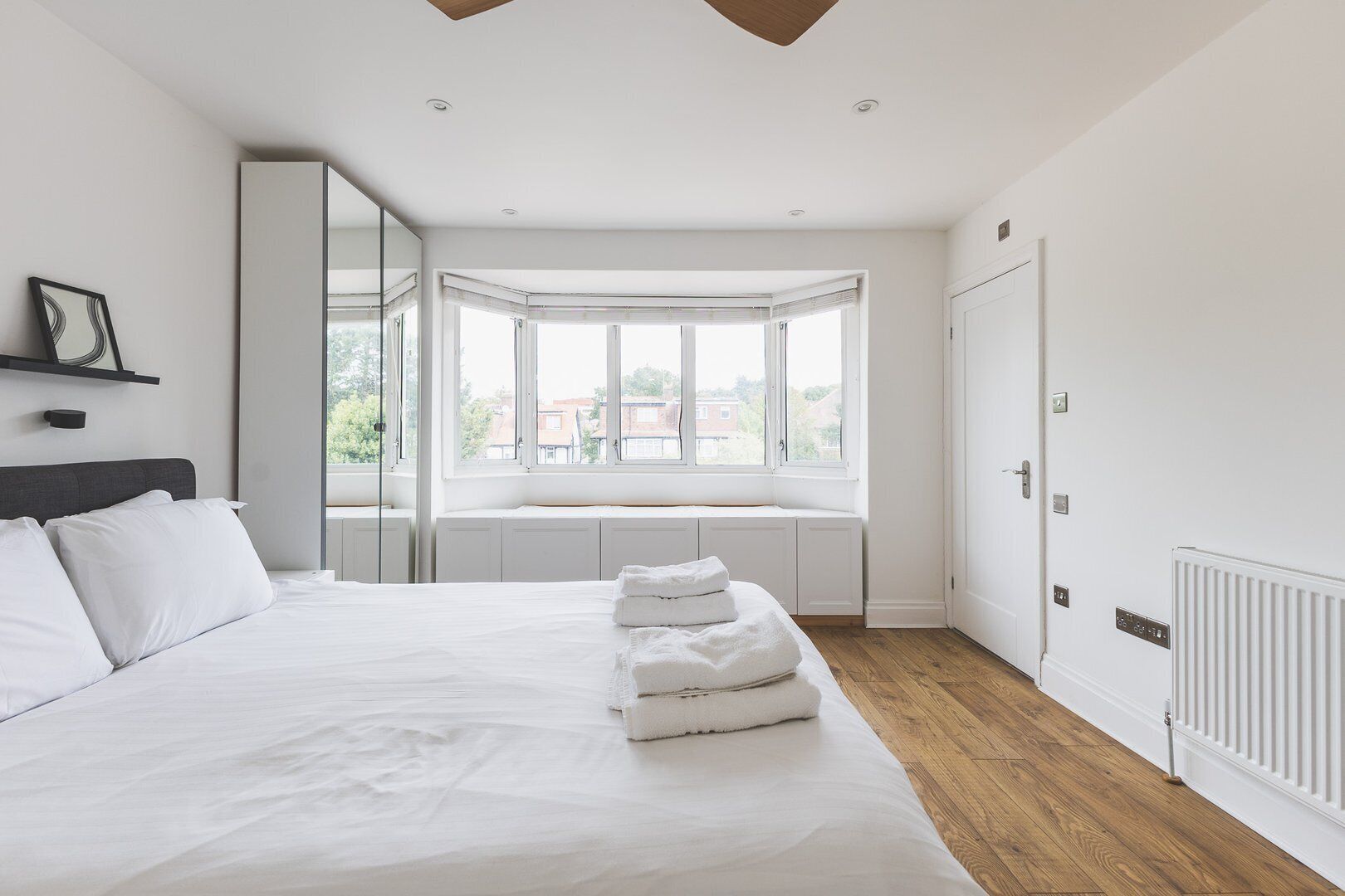 3 bedrooms, desk, Internet