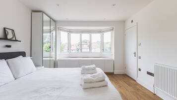 3 bedrooms, desk, Internet