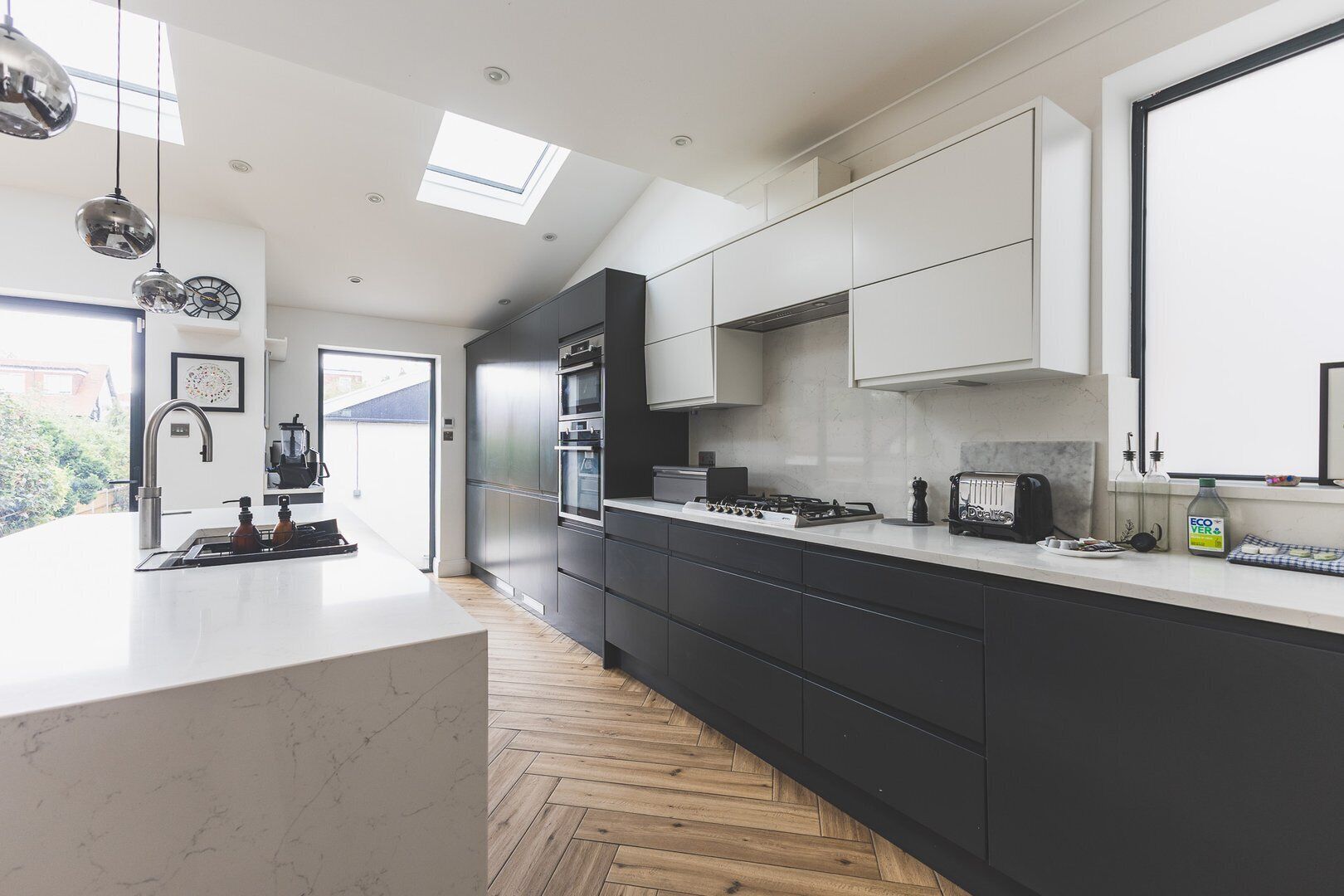 Réfrigérateur, micro-ondes, lave-vaisselle, grille-pain