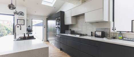 Réfrigérateur, micro-ondes, lave-vaisselle, grille-pain