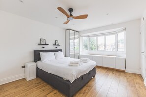 3 bedrooms, desk, Internet