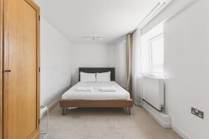 2 habitaciones y tabla de planchar con plancha 